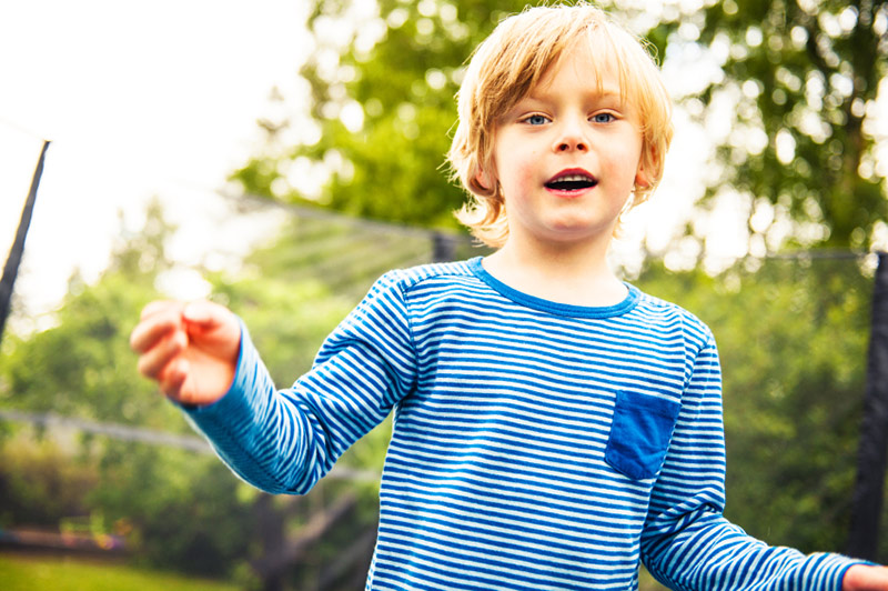 Gutt 6 år på trampoline