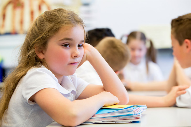 Jente 7 år ser lei seg ut og har problemer på skolen