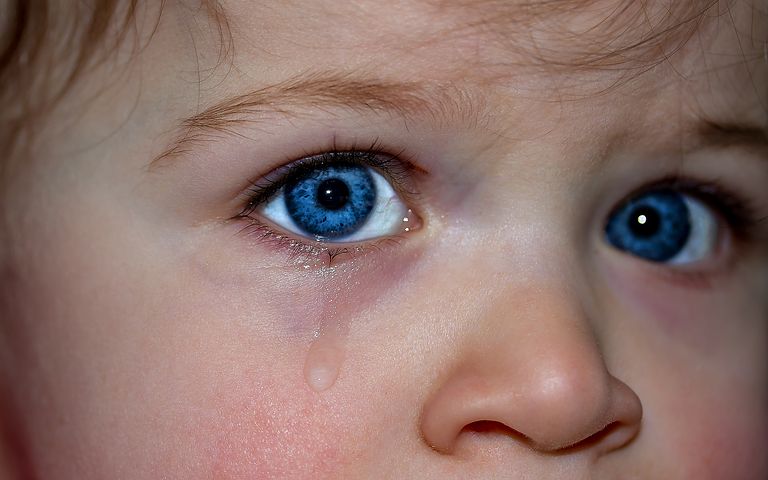 To blå øyne til en liten jente, som gråter