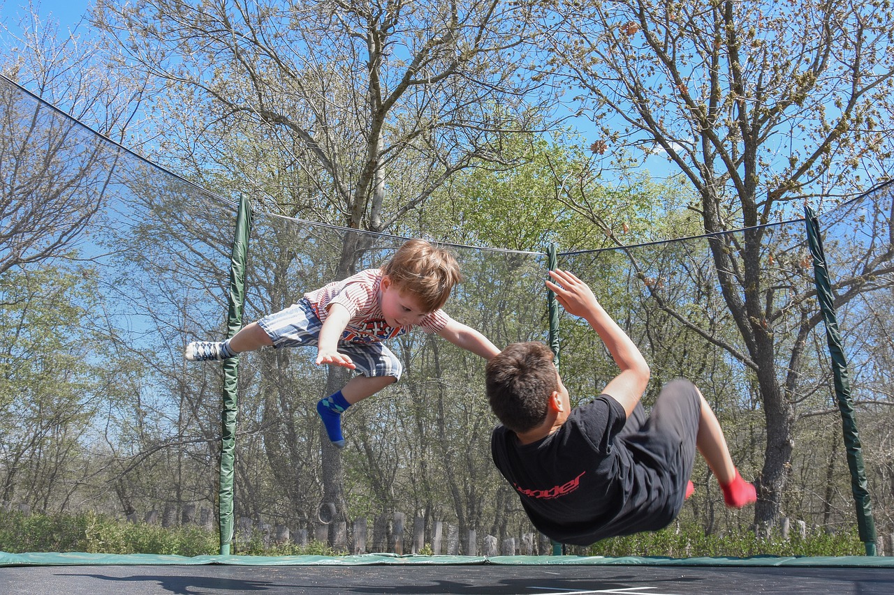 To gutter hopper på trampolinen