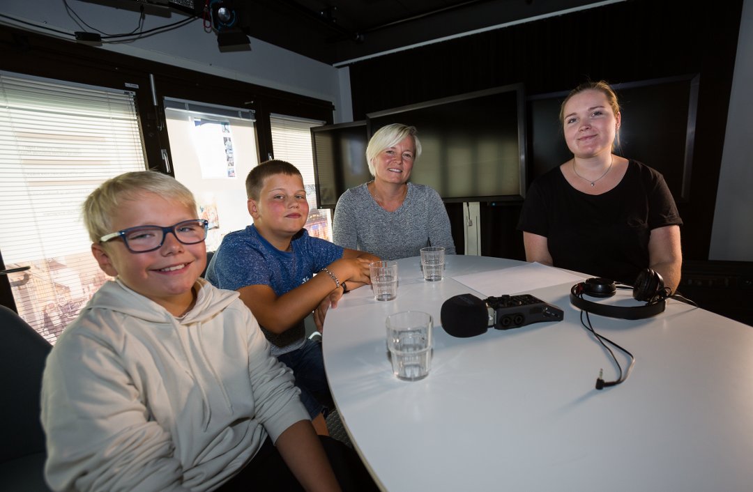 Bilde av to elever, lærer og podcast-reporter