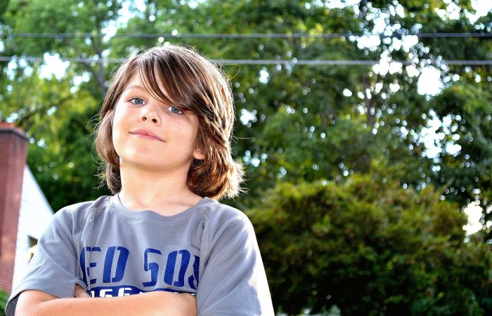 ADHD og Tourettes syndrom – Barnas Plattform Gutt 10 år holder armene i kors og ser lur ut.