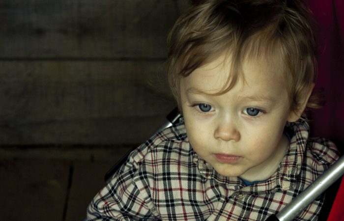 Sinneutbrudd barn – Barnas Plattform Alvorlig gutt på 3 år ser ned.