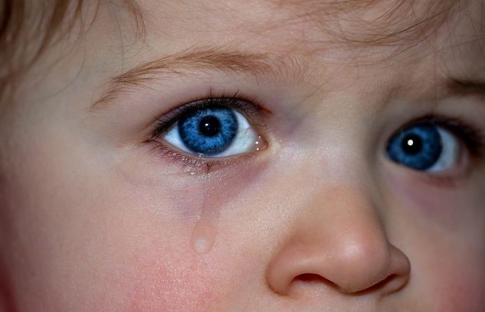 childrens-eyes-1914519__480 To blå øyne til en liten jente, som gråter