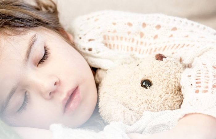Problemer med å sovne barn – Barnas Plattform En liten jente sover med bamsen sin